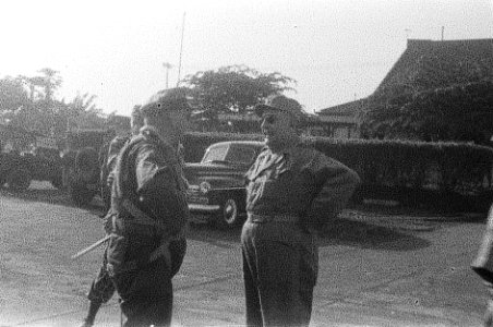 Legercommandant generaal S.H. Spoor in gesprek met generaal Meyer, Bestanddeelnr 2342
