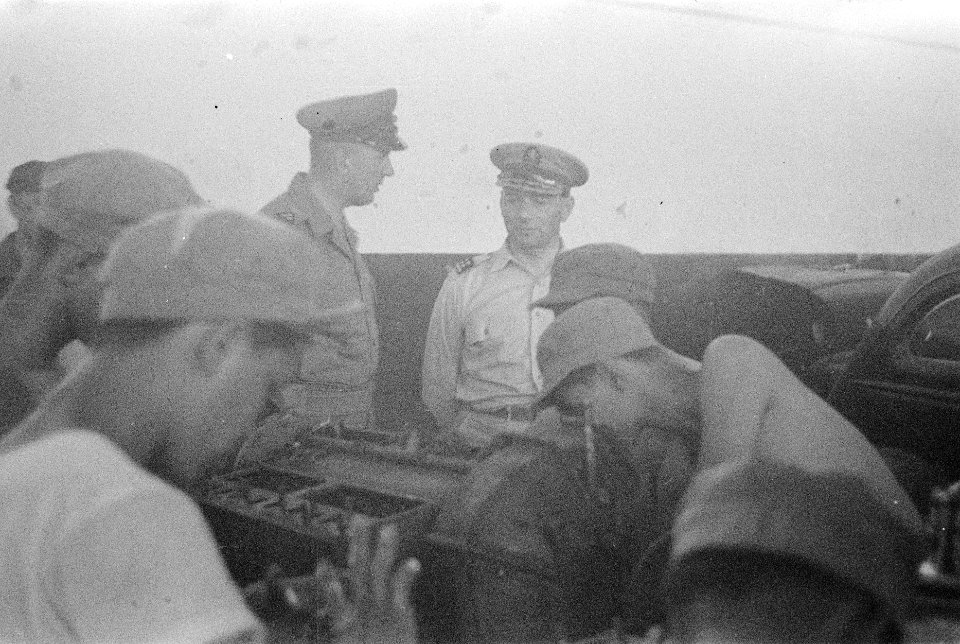 Legercommandant generaal S.H. Spoor spreekt met een KNIL kapitein. Manschappen p, Bestanddeelnr 16-6-4