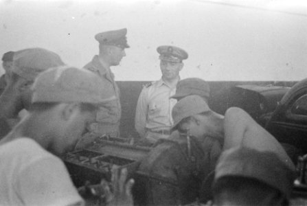 Legercommandant generaal S.H. Spoor spreekt met een KNIL kapitein. Manschappen p, Bestanddeelnr 16-6-4