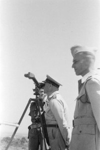 Legercommandant generaal S.H. Spoor kijkt door een veldkijker. Op de voorgrond …, Bestanddeelnr 16-2-2