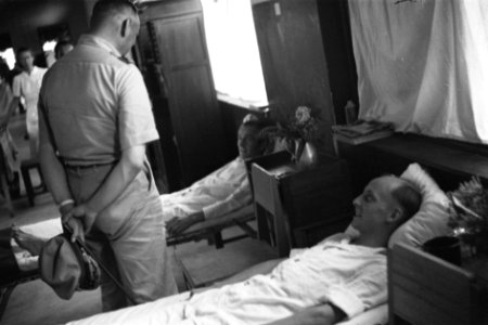 Legercommandant generaal S.H. Spoor op bezoek in een hospitaal, Bestanddeelnr 4428