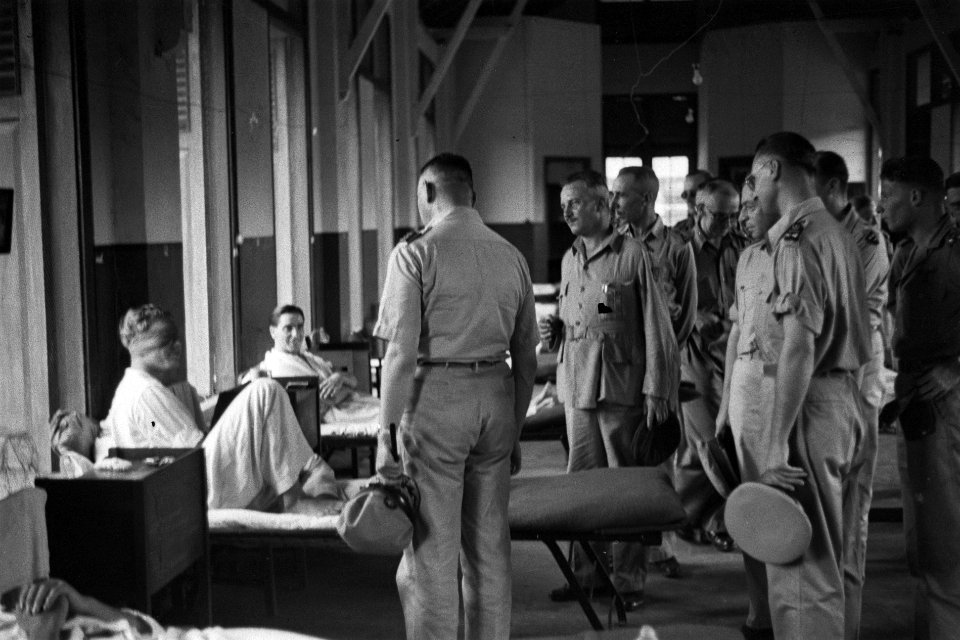 Legercommandant generaal S.H. Spoor op bezoek in een hospitaal, Bestanddeelnr 4432