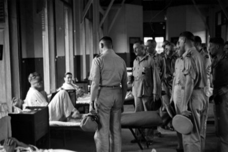 Legercommandant generaal S.H. Spoor op bezoek in een hospitaal, Bestanddeelnr 4432