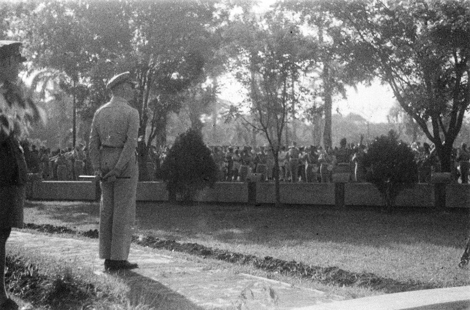 Legercommandant generaal S.H. Spoor bekijkt de Prins Bernhard Kapel, Bestanddeelnr 135-4-2