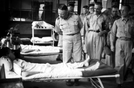 Legercommandant generaal S.H. Spoor op bezoek in een hospitaal, Bestanddeelnr 4429