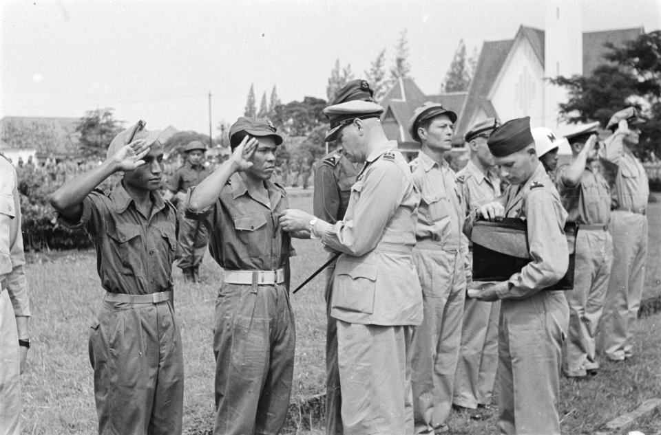 Legercommandant generaal Spoor speldt het Bronzen Kruis op bij de korporaal Ko…, Bestanddeelnr 205-5-2