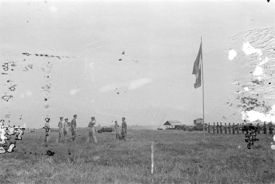 Legercommandant generaal S.H. Spoor en generaal-majoor E. Engles op het veld, Bestanddeelnr 246-6-5