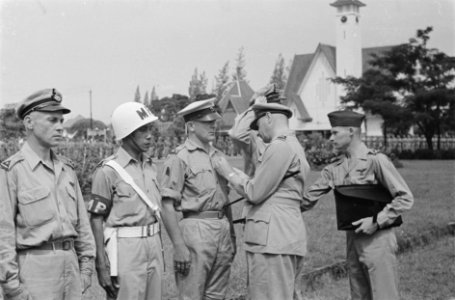 Legercommandant generaal Spoor speldt het Bronzen Kruis bij de adjudant der arti, Bestanddeelnr 205-4-3