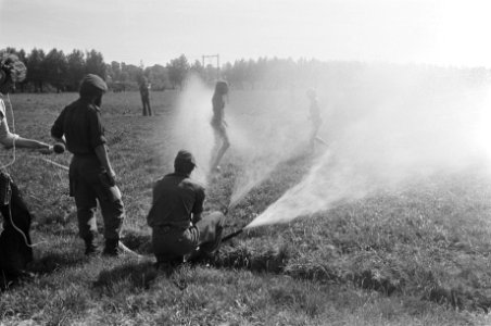 Leger ingezet bij droogtebestrijding in langbouw, Mobile Colonne bij Harmelen aa, Bestanddeelnr 928-6784