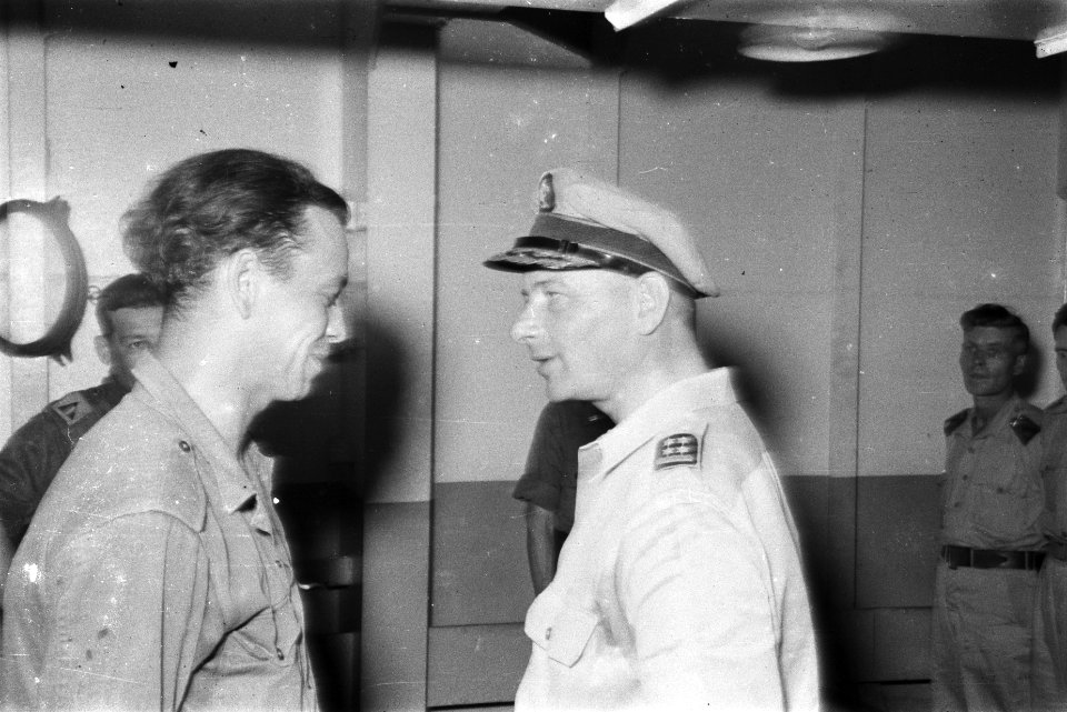 Legercommandant generaal SH Spoor spreekt met een opvarende, Bestanddeelnr 498-5-3