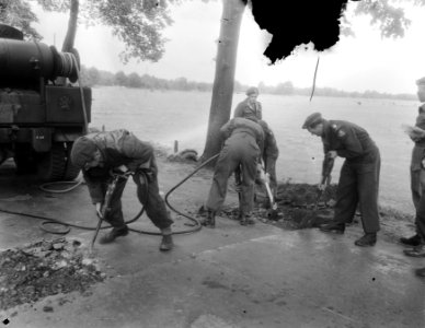 Legermanoeuvres in West Duitsland , soldaten in actie aangetast, Bestanddeelnr 906-7375