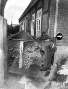 Legermanoeuvres in West Duitsland , soldaten in actie aangetast, Bestanddeelnr 906-7370