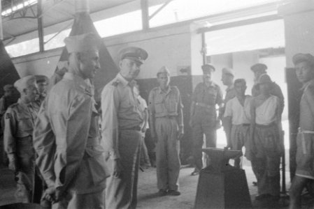 Legercommandant generaal S.H. Spoor en kolonel D.R.A. van Langen in een werkplaa, Bestanddeelnr 16-6-5