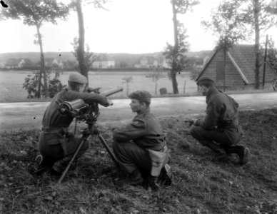 Legermanoeuvres in West Duitsland , soldaten in actie aangetast, Bestanddeelnr 906-7371