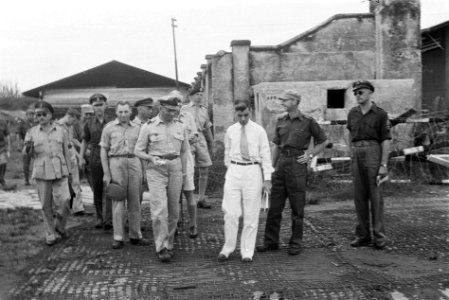 Legercommandant generaal SH Spoor wordt rondgeleid op een fabrieksterrein, Bestanddeelnr 4435