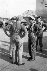 Legercommandant generaal S.H. Spoor, net terug gekomen uit Djokja, in gesprek m…, Bestanddeelnr 5484