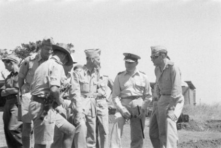 Legercommandant generaal S.H. Spoor (midden) en kolonel D.R.A. van Langen, comm…, Bestanddeelnr 16-3-4