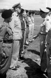 Legercommandant generaal Spoor feliciteert een luitenant-kolonel, Bestanddeelnr 4420