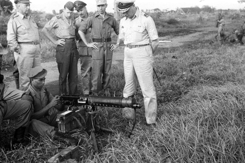 Legercommandant generaal SH Spoor staat bij een M1917 Browning machinegeweer, Bestanddeelnr 4416