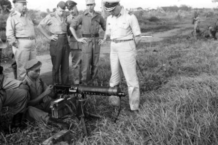 Legercommandant generaal SH Spoor staat bij een M1917 Browning machinegeweer, Bestanddeelnr 4416