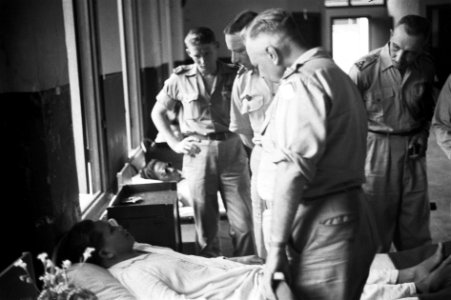 Legercommandant generaal SH Spoor op bezoek in een hospitaal, Bestanddeelnr 4431
