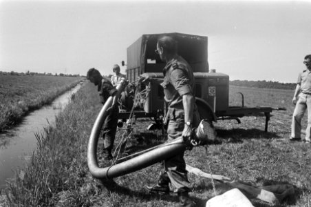 Leger ingezet bij droogtebestrijding in langbouw, Mobile Colonne bij Harmelen aa, Bestanddeelnr 928-6782
