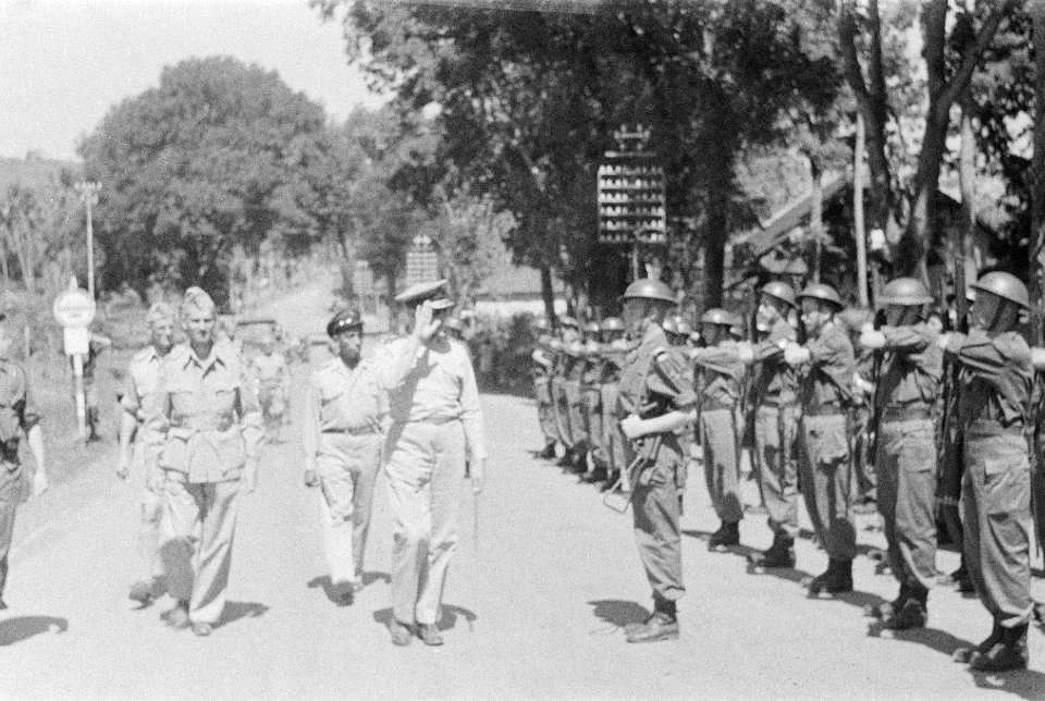 Legercommandant generaal SH Spoor, in gezelschap van kolonel DRA van Lange…, Bestanddeelnr 16-4-2
