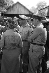 Legercommandant generaal SH Spoor kijkt naar iets, omgeven door militairen, Bestanddeelnr 4423