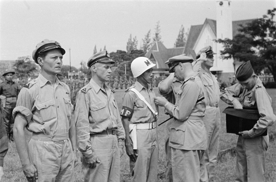 Legercommandant generaal Spoor speldt het Bronzen Kruis bij de sergeant der Mili, Bestanddeelnr 205-4-4