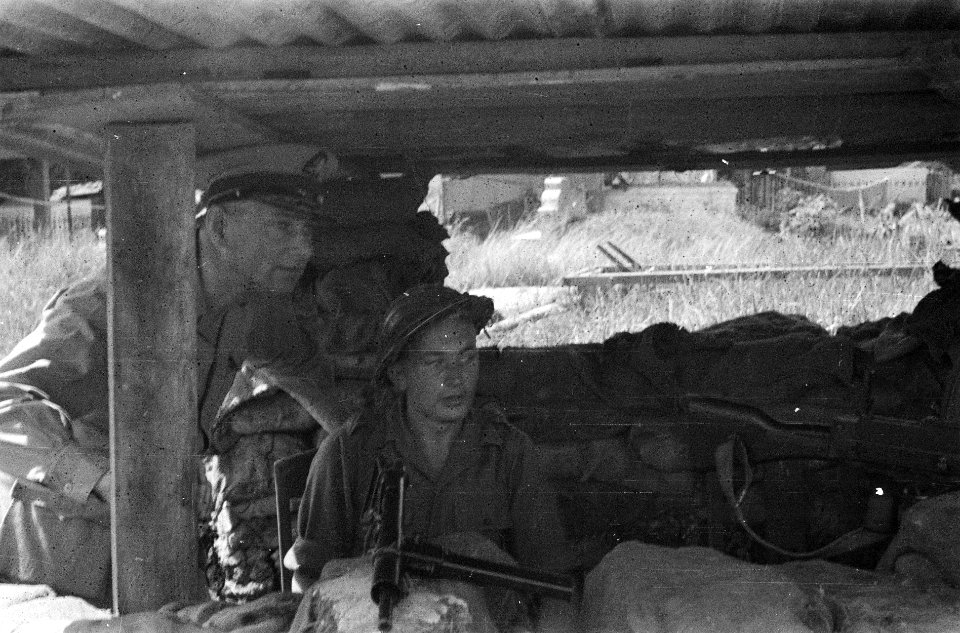 Legercommanant generaal Spoor in een controle- of observatiepost, Bestanddeelnr 6439