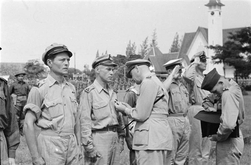 Legercommandant generaal Spoor speldt het Bronzen Kruis op bij de reserve majoo…, Bestanddeelnr 205-4-5