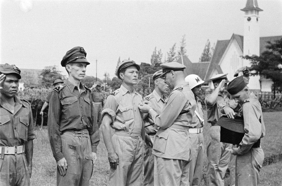Legercommandant generaal Spoor speldt het Bronzen Kruis op bij de de adjudant …, Bestanddeelnr 205-4-6