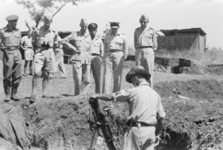 Legercommandant generaal S.H. Spoor (midden) en kolonel D.R.A. van Langen, comm…, Bestanddeelnr 16-3-1