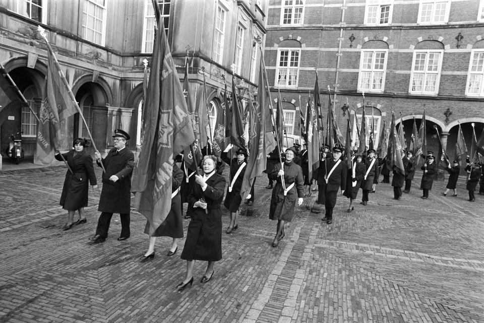 Leger des Heils demonstreert op Binnenhof ivm positie van afd. reclassering Lege, Bestanddeelnr 932-8495