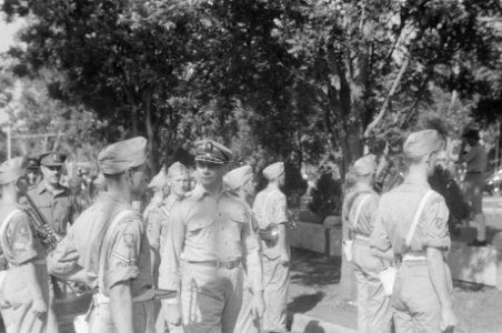 Legercommandant generaal S.H. Spoor inspecteert de Prins Bernhard Kapel, Bestanddeelnr 135-5-5