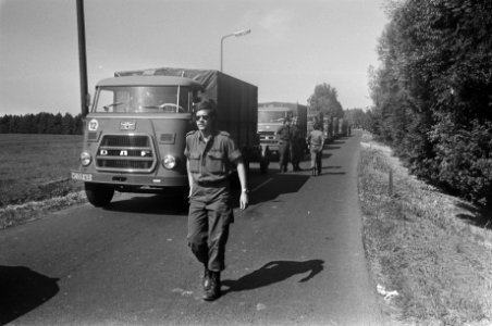 Leger ingezet bij droogtebestrijding in langbouw, colonne motorspuiters onderweg, Bestanddeelnr 928-6786