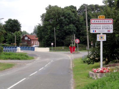 Lehaucourt (Aisne) panneau d'entrée et pont du Canal de Saint-Quentin