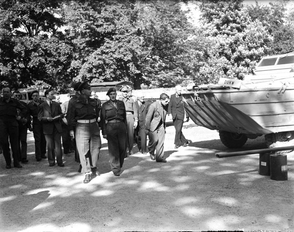 Legertentoonstelling Utrecht. Kruls en pers worden rondgeleid, Bestanddeelnr 902-7468
