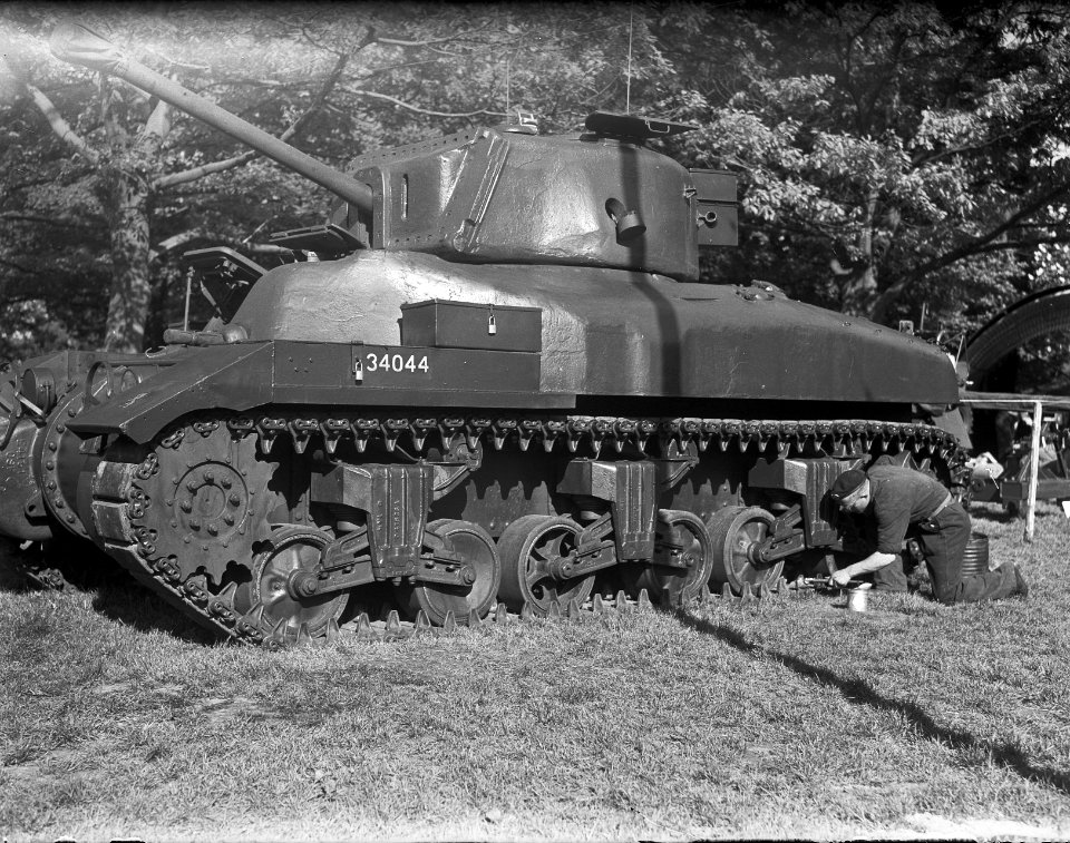 Legertentoonstelling Utrecht. Man met tank, Bestanddeelnr 902-7467