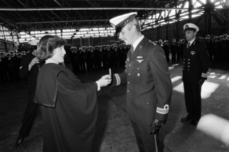 Legpenning voor redding 500e mensenleven uitgereikt door Pr Margriet aan de comm, Bestanddeelnr 933-1145