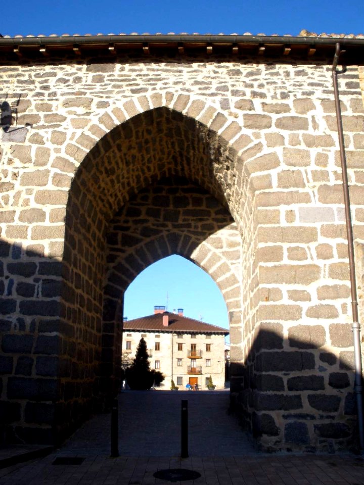 Legutio - Portal de la Muralla 2