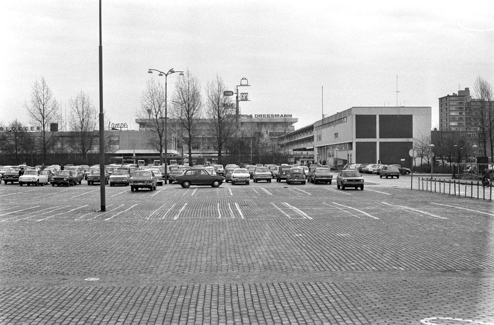 Lege plaatsen op een parkeerterrein in Amstelveen, Bestanddeelnr 926-9347