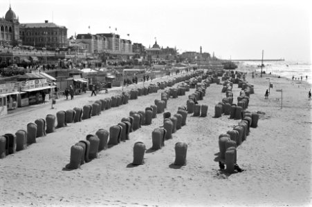 Lege strandstoelen bij Zandvoort, Bestanddeelnr 912-7183 photo