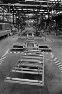 Lege fabricagehal met in het midden de lopende band, Bestanddeelnr 931-8253