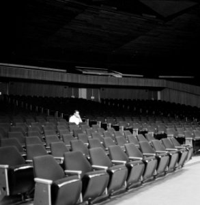 Lege zaal tijdens de repetitie van een orkest, vermoedelijk het Israël Philharmo, Bestanddeelnr 255-1745