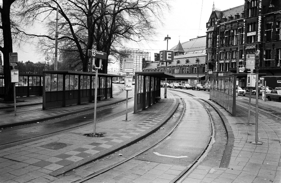 Lege tramhalte voor het Centraal Station in Amsterdam, Bestanddeelnr 932-4097