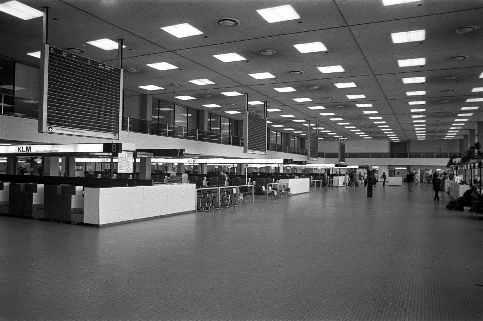 Lege vertrekhal op Schiphol, na de oproep tot staking door de internationale vli, Bestanddeelnr 925-6782