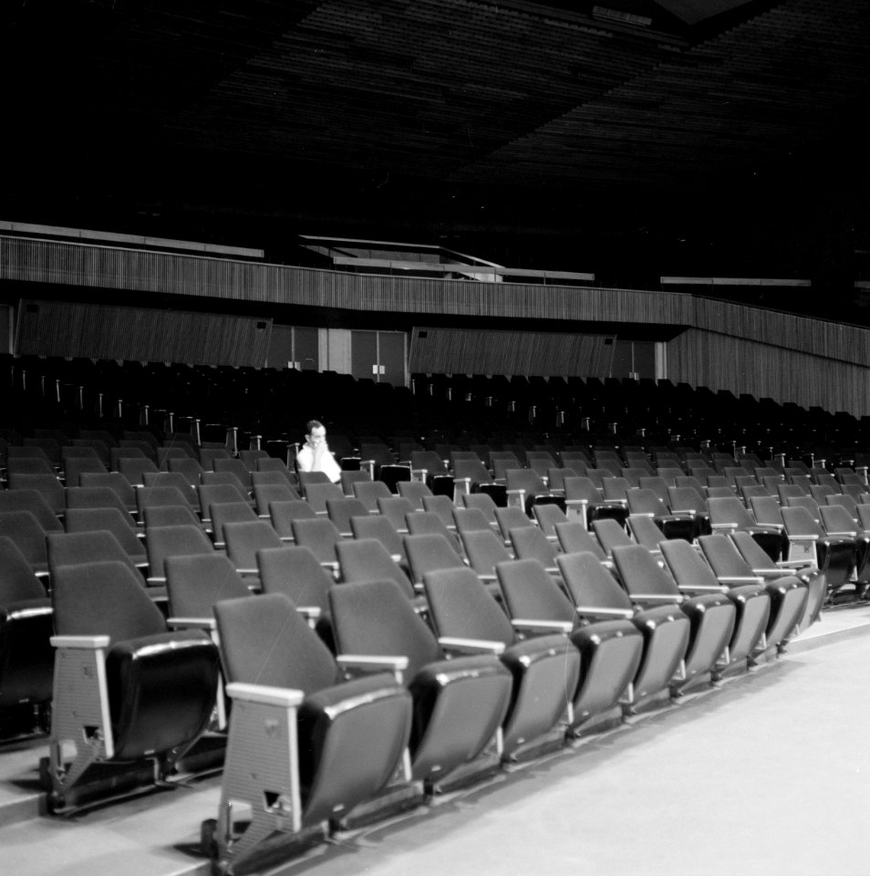 Lege zaal tijdens de repetitie van een orkest, vermoedelijk het Israël Philharmo, Bestanddeelnr 255-1744