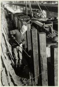 Leidsevaart, tussen de Leidsebrug en de Prins Hendrikbrug, tijdens het vernieuwen van de beschoeiing, ziende naar het noorden. NL-HlmNHA 54004070