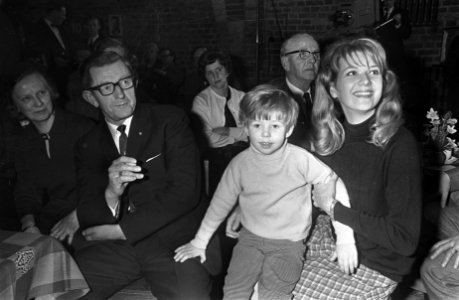 Leider H. Koekoek en kandidate Hetty Bennink in de Ridderzaal te Den Haag kijken, Bestanddeelnr 920-0788